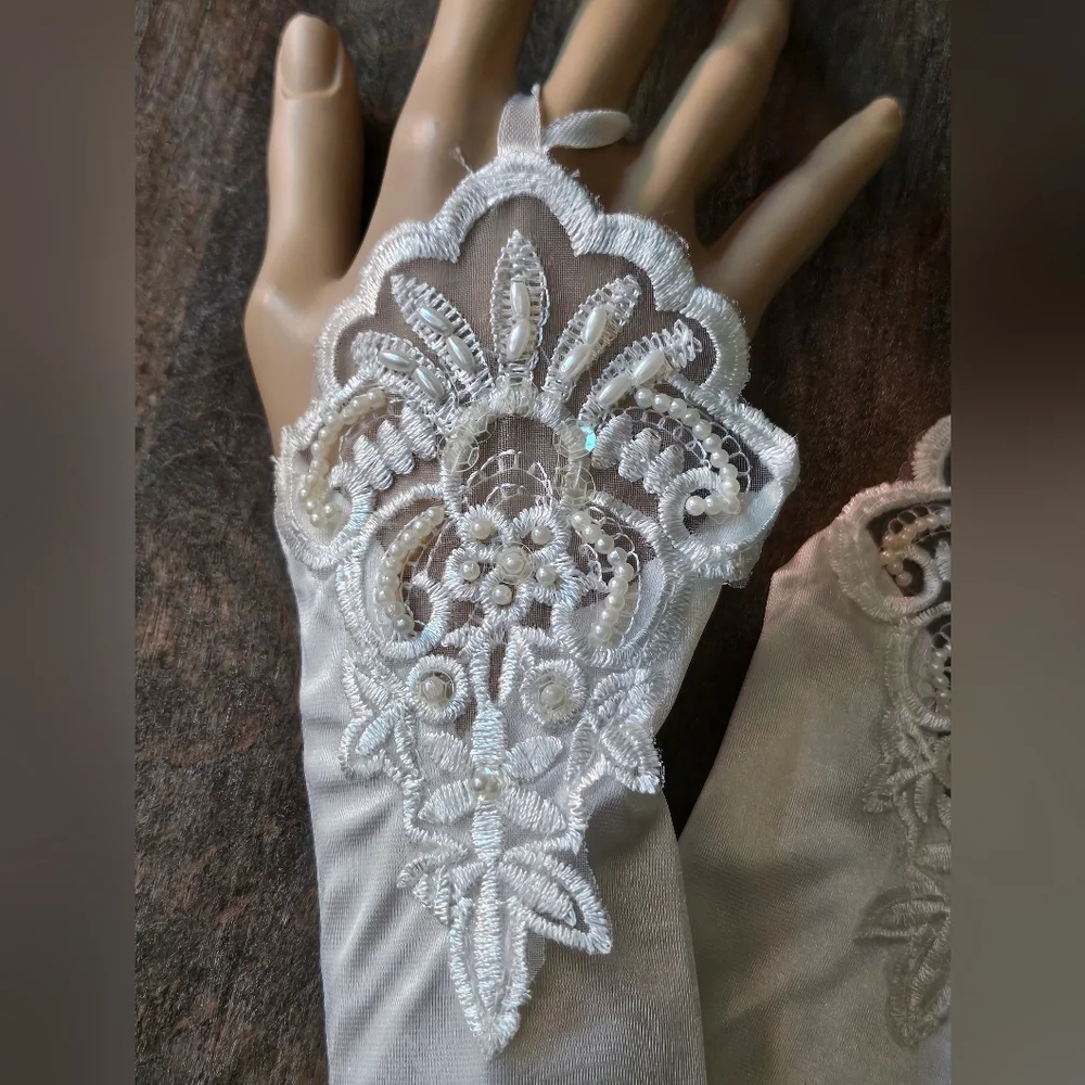 Elegant Bridal Rouched White Lace Fingerless Gloves